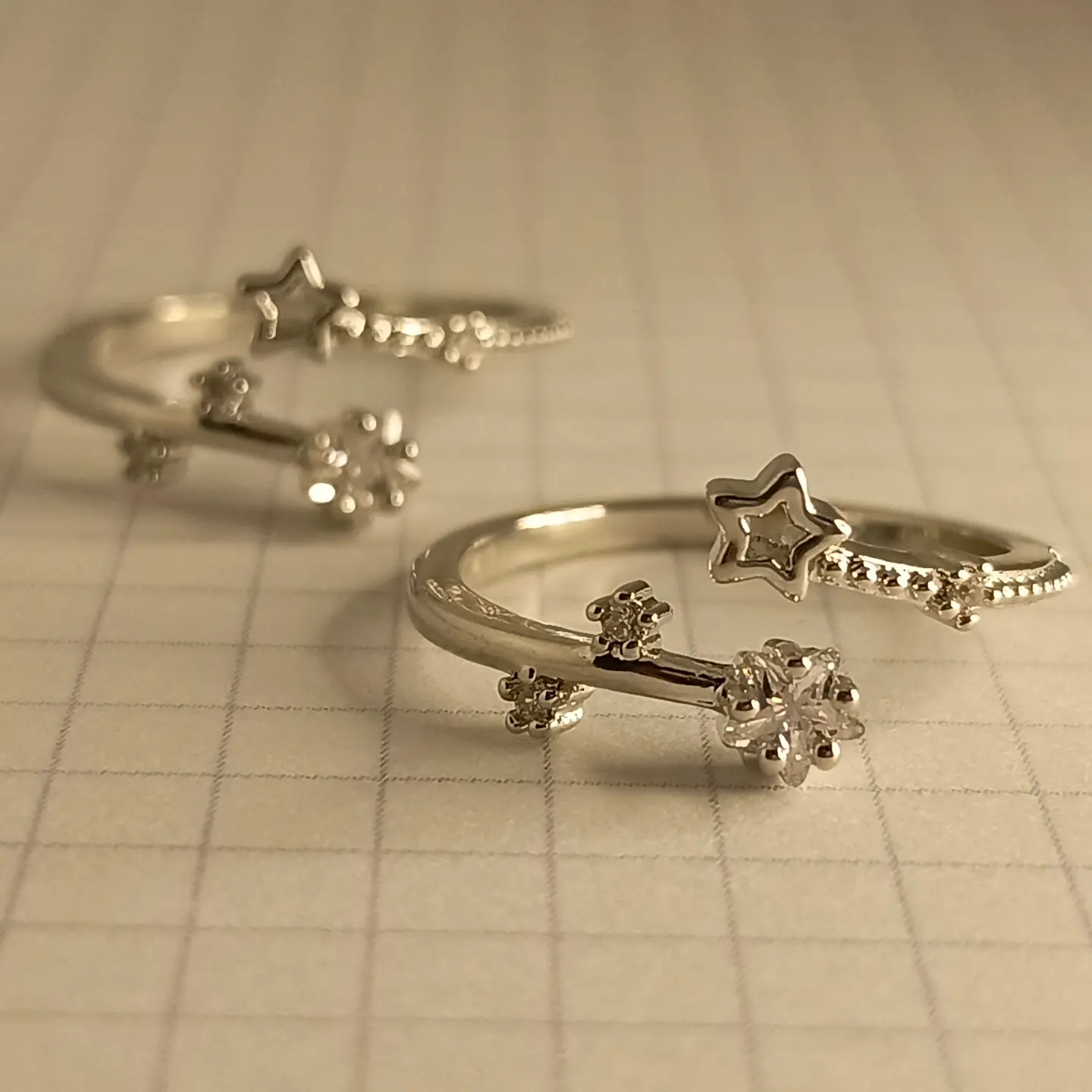 Anillo Zoe // Material •  Rodinado y Micro sircones // 