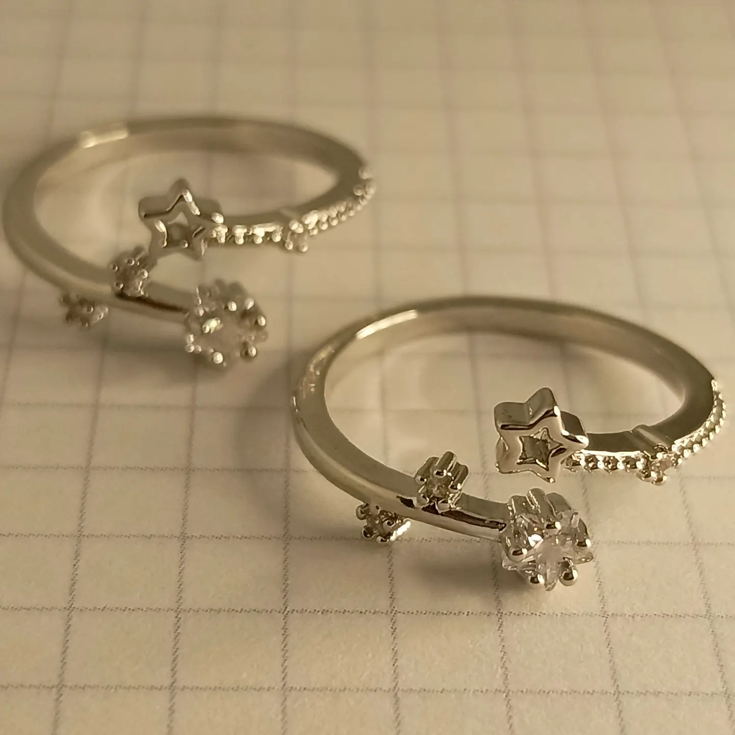 Anillo Zoe // Material •  Rodinado y Micro sircones // 