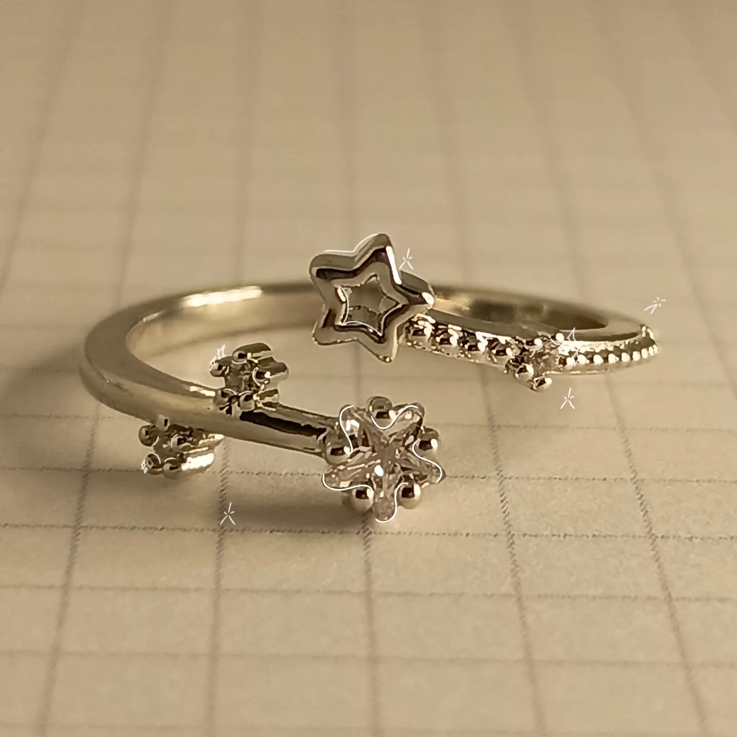 Anillo Zoe // Material •  Rodinado y Micro sircones // 